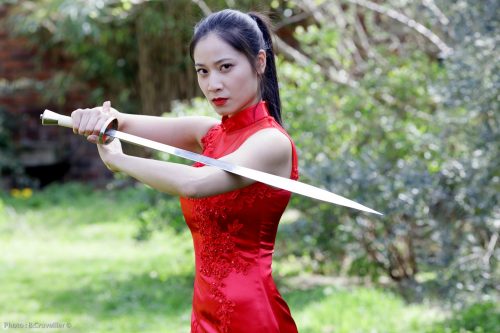 comedienne asiatique genevieve doang - actrice chinoise arts martiaux kung fu sabre