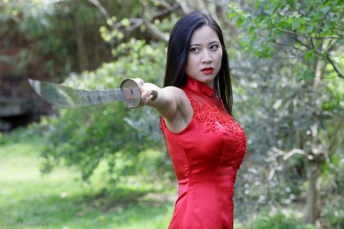comedienne asiatique genevieve doang - actrice chinoise arts martiaux kung fu sabre