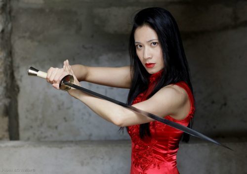 comedienne asiatique genevieve doang - actrice chinoise arts martiaux kung fu sabre